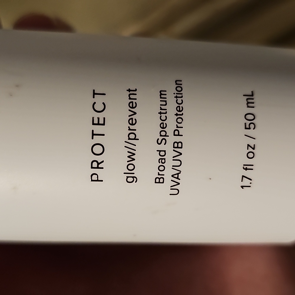 COPY - Universal Tinted moisturizer  and Broad Spectrum SPF45 PROTECT defend/pr… - Picture 5 of 5